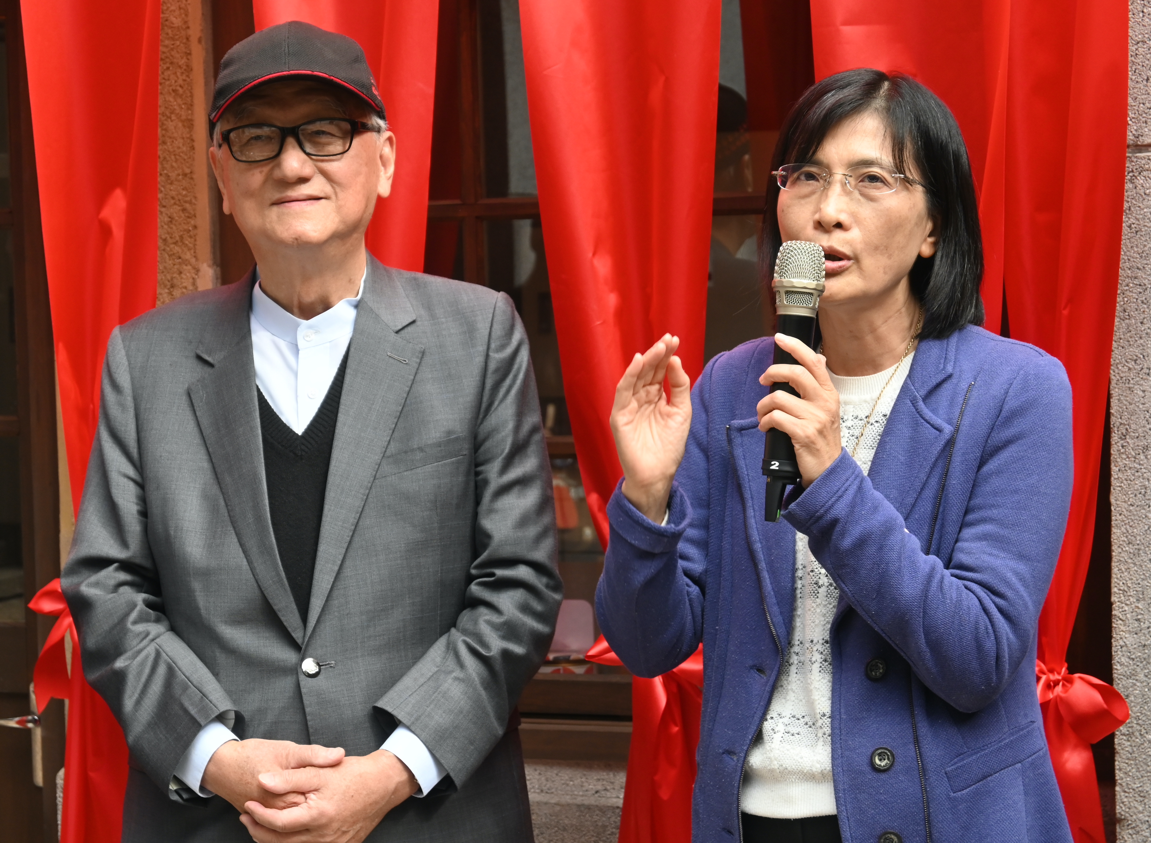 大眾基金會簡明仁董事長（左）與國立成功大學陳玉女副校長（右）參與接牌儀式