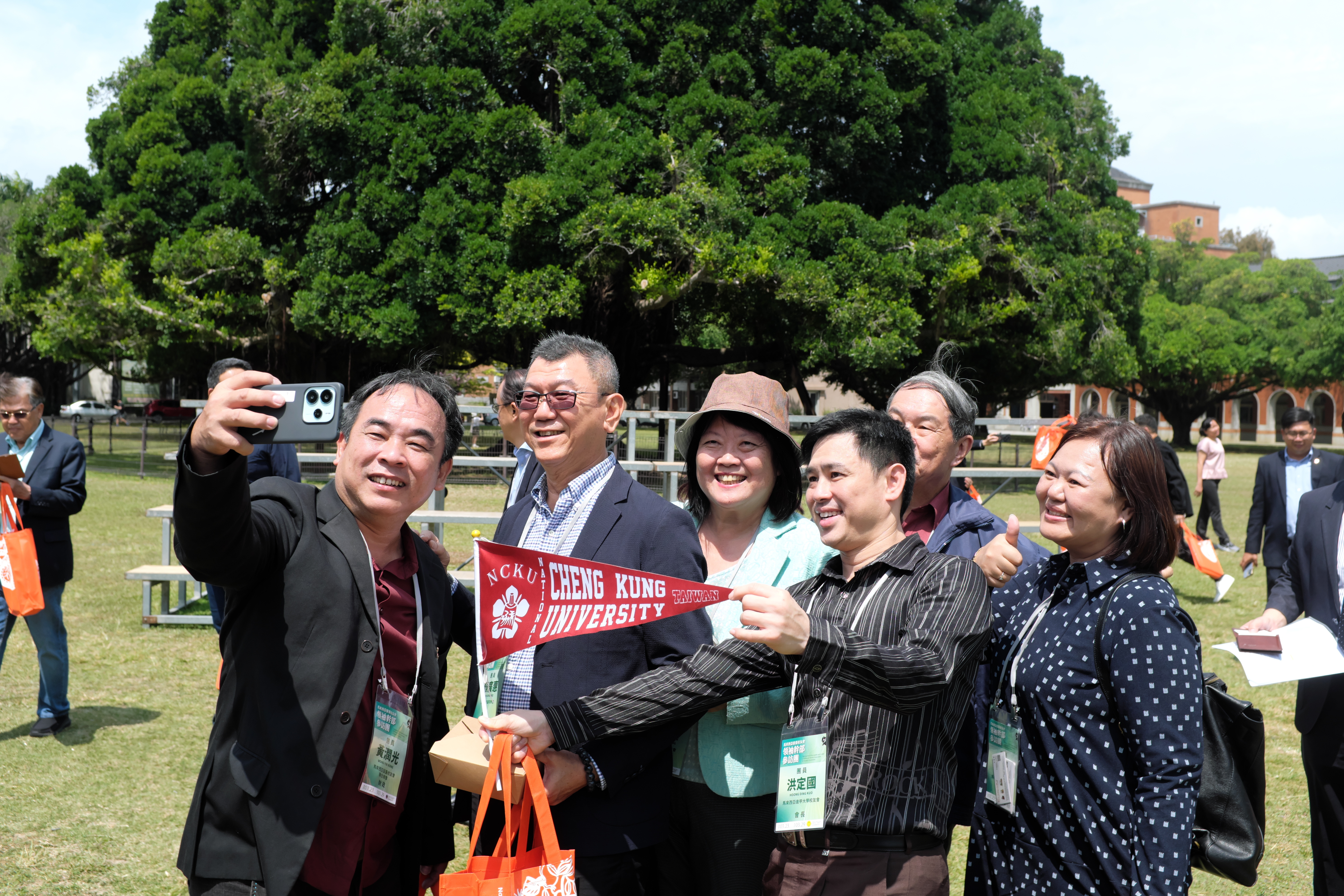 馬來西亞留臺校友會領袖幹部參訪團前往成大榕園,親身感受成大的學術氛圍與校園環境