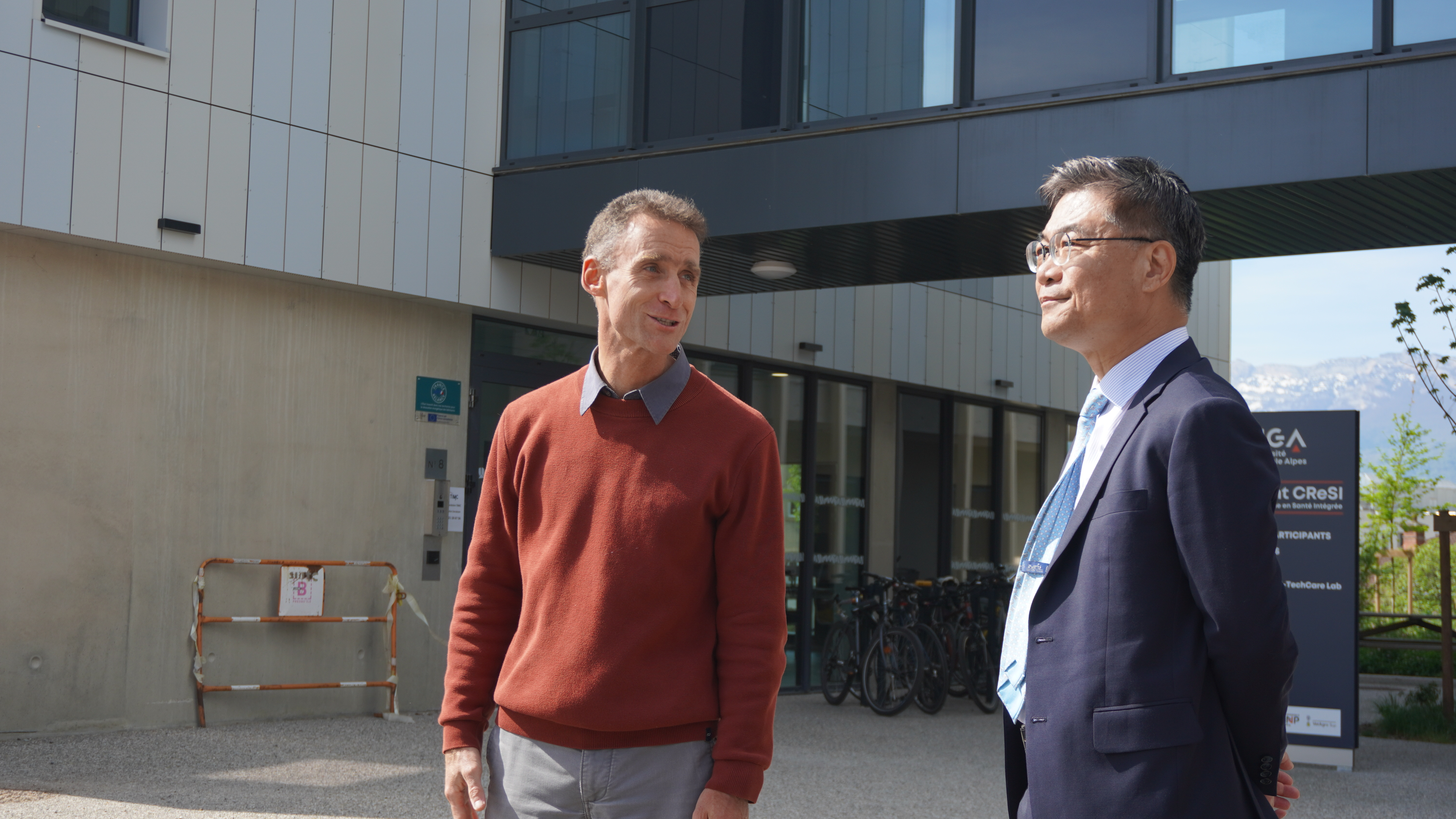 Dr. Samuel Vergès (left), Director of the HP2 Laboratory, introduces the planning and environment of the Integrative Health Research Center to President Shen Mengru.