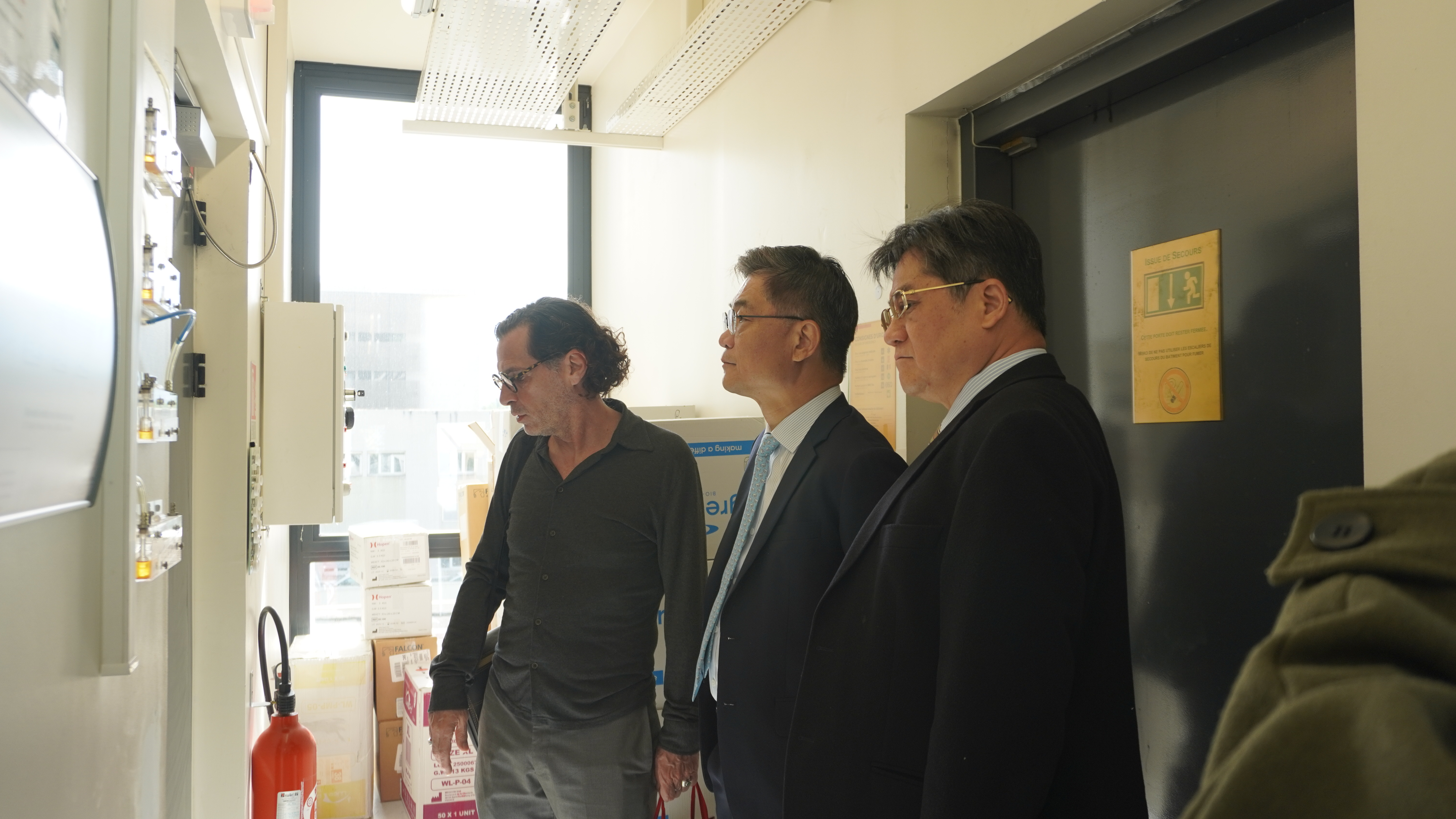 Professor Alain Buisson (left 1), Deputy Director of the Grenoble Institute of Neuroscience, introduces the equipment and laboratories to President Shen Mengru (center) and Vice President Zhang Shiwei (right 1).