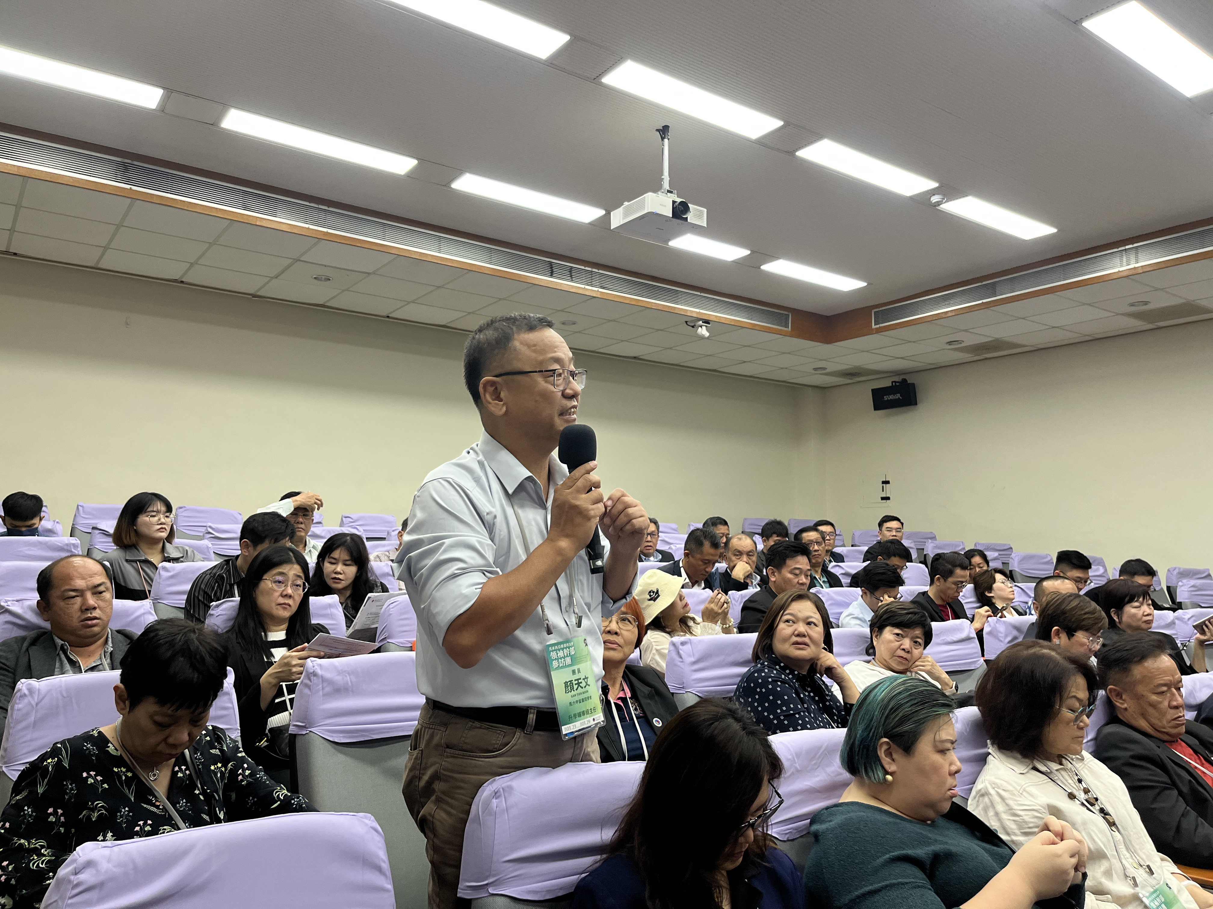 馬來西亞留臺校友會領袖幹部參訪團成員在交流環節中發言