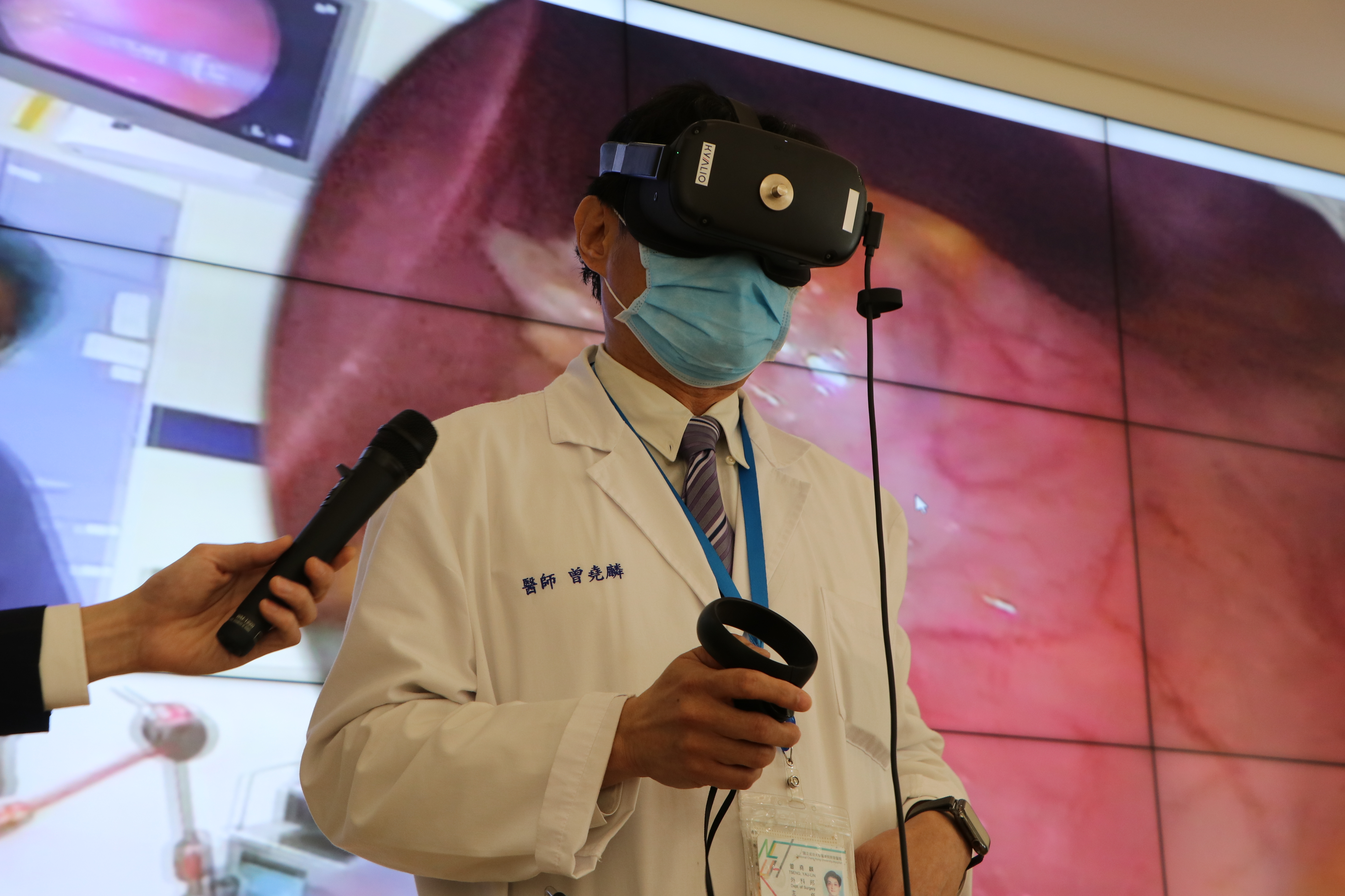 曾堯麟主任示範戴VR頭盔實際畫面