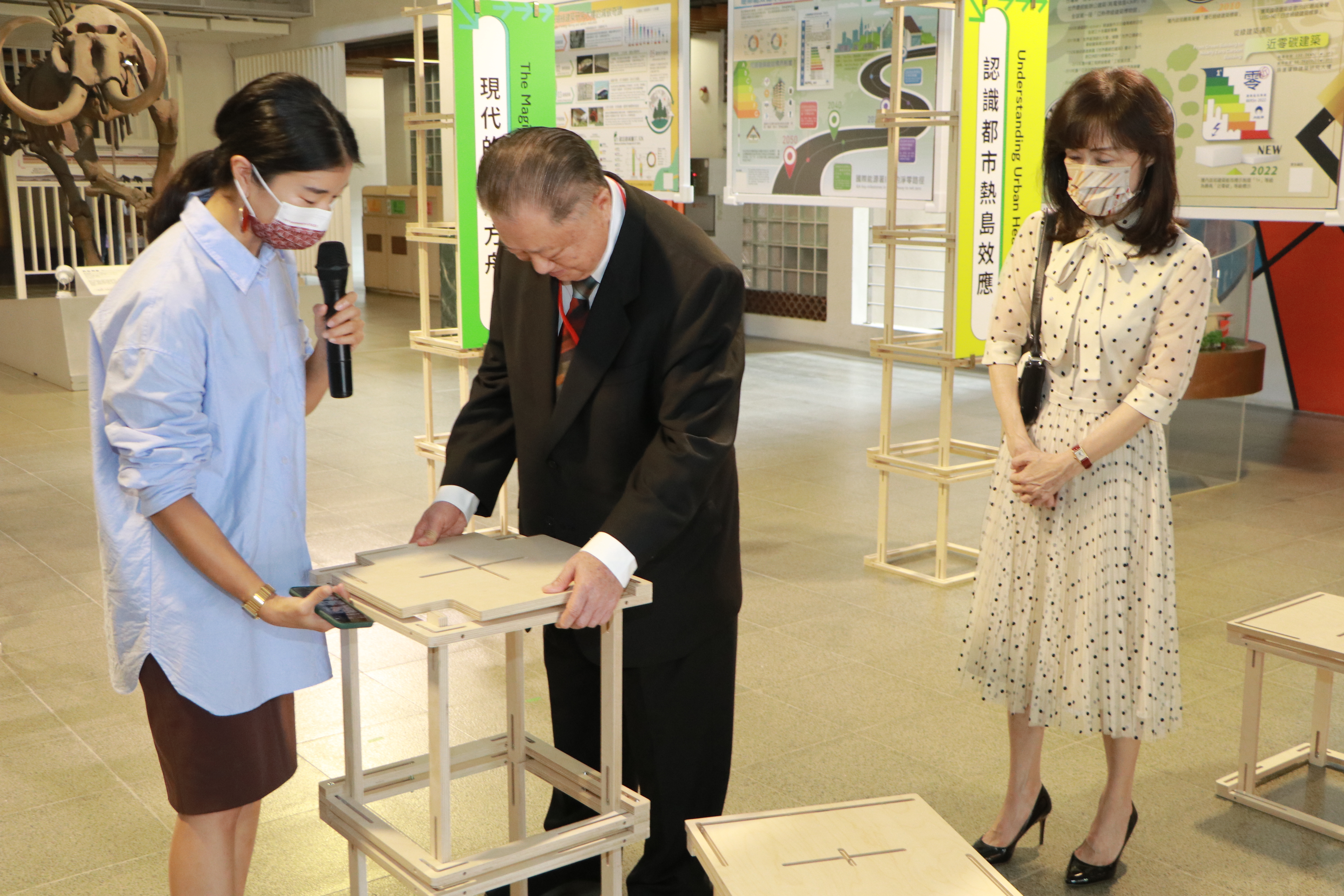 成大設計中心設計總監許家茵(左1)介紹「零碳展覽模組」以鏤空造型設計,便於空氣於空間內流通