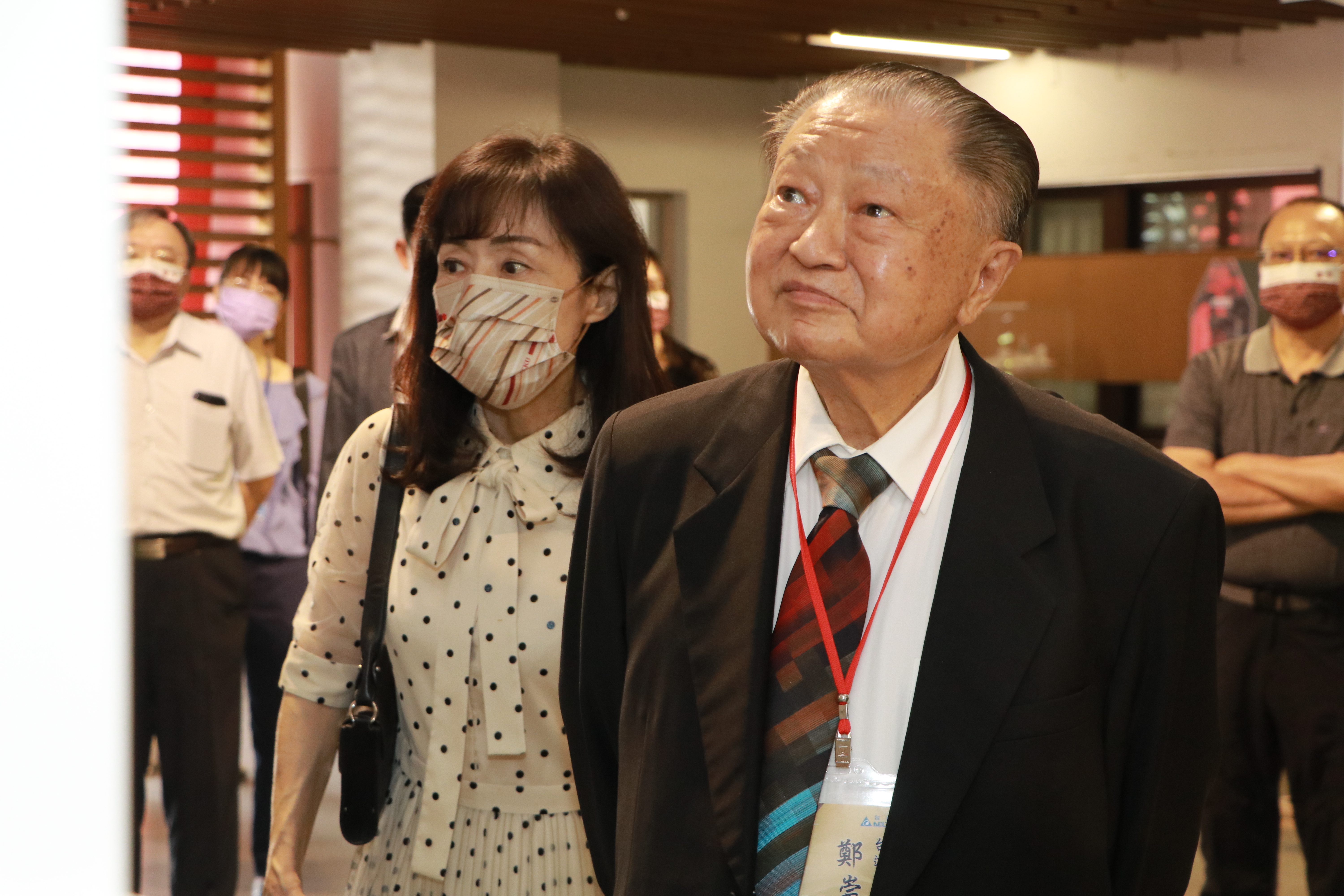 鄭崇華董事長(前)在蘇慧貞校長陪同下仔細了解每一處節能數據成果