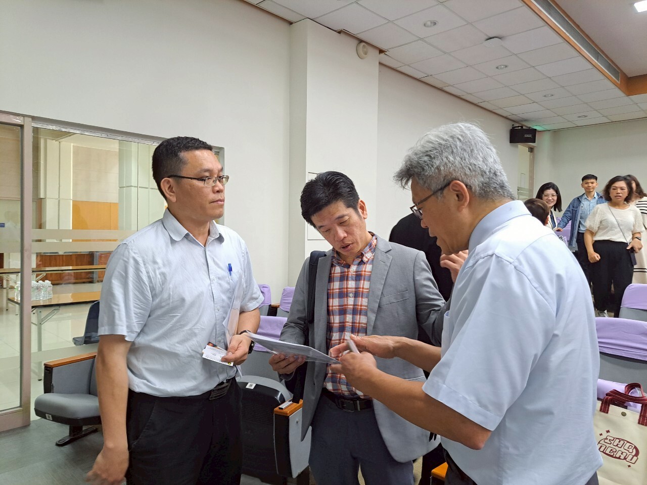 訪團與成大代表把握機會交流互動 (左起:理學院科學教育中心徐旭政主任、馬來西亞留臺成功大學校友會陳文翰會長、理學院蔡錦俊院長)