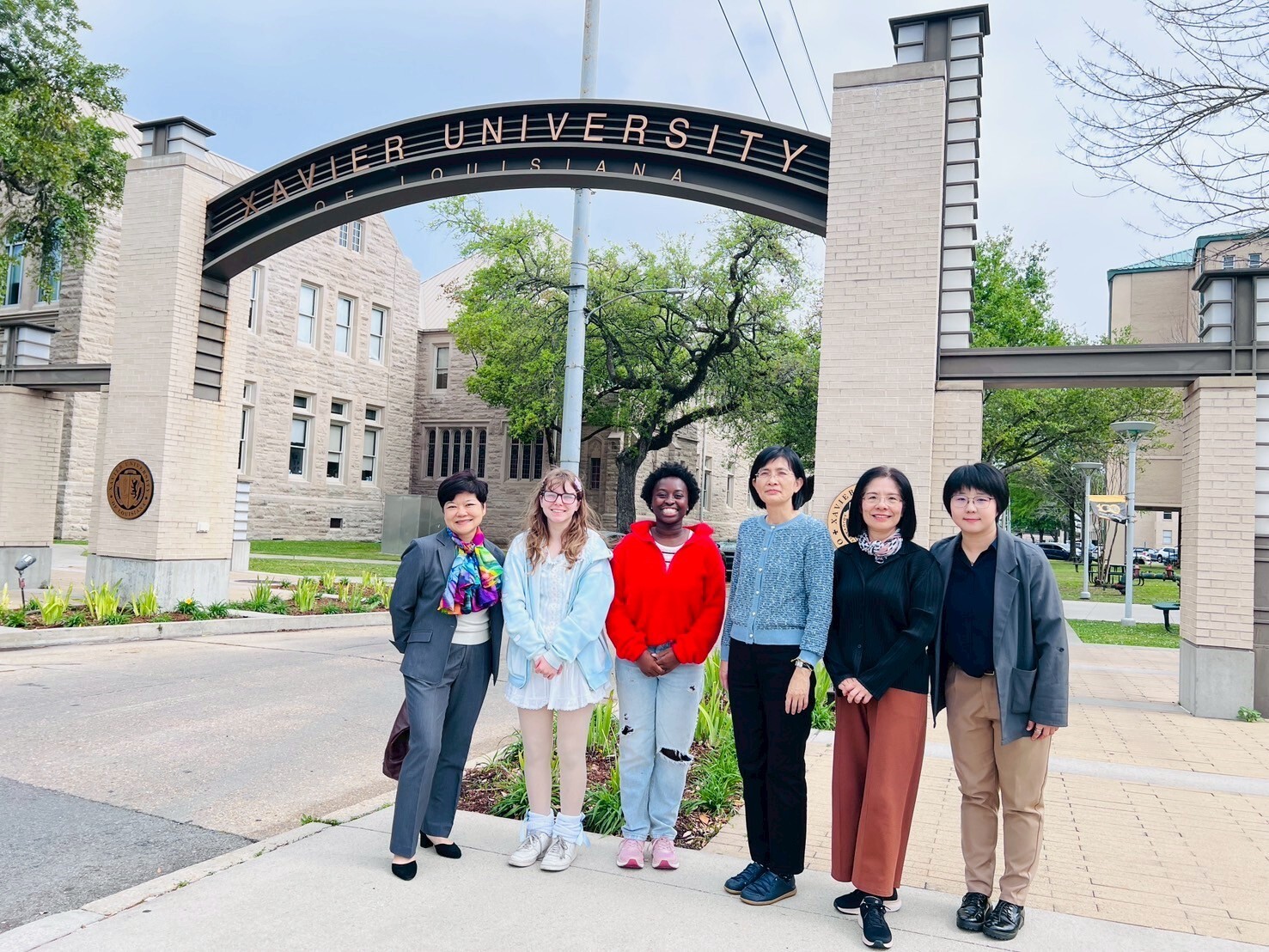 NCKU delegation meets XULA Huayu BEST scholarship recipients.