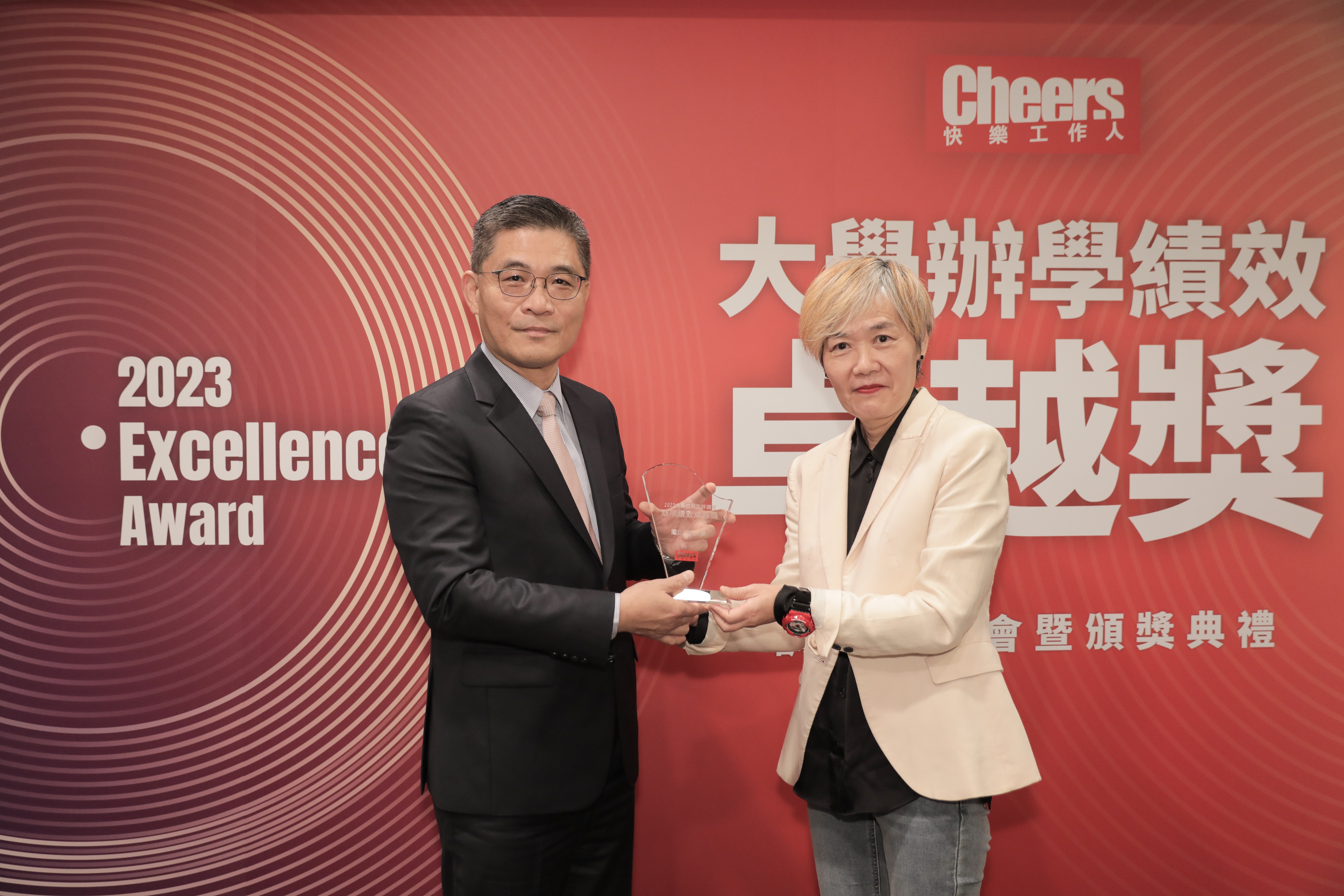 《Cheers》2023大學校長辦學績效互評調查今2日上午舉行頒獎典禮。成大校長沈孟儒(左)與天下雜誌董事長吳迎春(右)