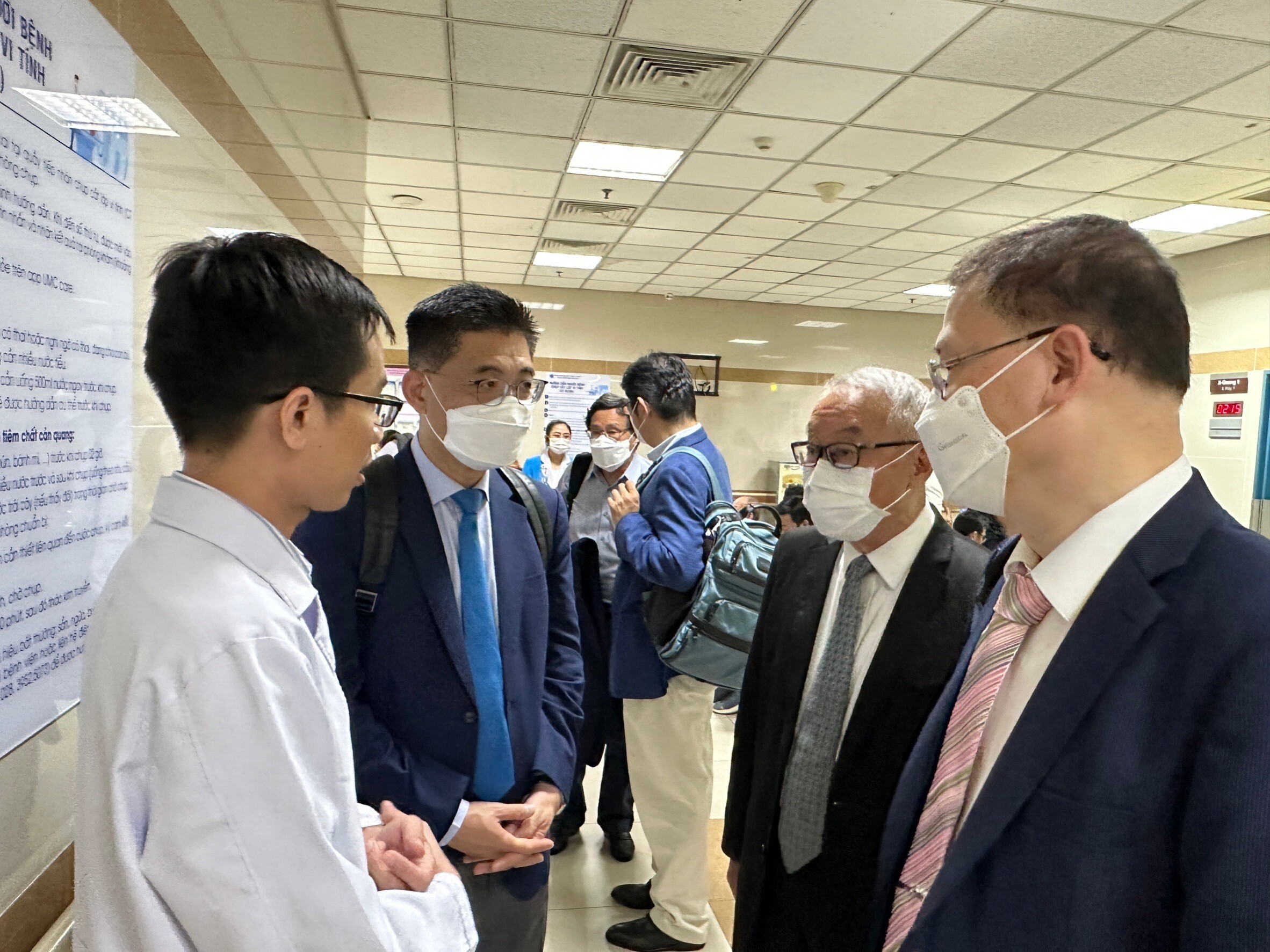 沈孟儒校長率團訪問越南胡志明市醫藥大學 強化科研共著、產學技轉及跨國人才培育 國立成功大學沈孟儒校長於11月2日率團訪問越南胡志明市醫藥大學(Ho Chi Minh City Medicine and Pharmacy University,簡稱UMP),並參訪其大學醫學中心(University Medical Center),兩校未來仍將持續強化科研共著、產學技轉及跨國人才培育等面向合作,期盼拓展科學研究合作基礎,推動更深度的國際鏈結與移動交流。 越南胡志明市醫藥大學為成大之堅實夥伴,兩校自2017年11月啟用共同研究中心(UMP-NCKU Joint Research Center),胡志明市醫藥大學亦自2020年加入由成大主要創辦之臺灣與東南亞暨南亞大學校長論壇(簡稱SATU Presidents' Forum),自前任蘇慧貞校長時期即奠下堅實的合作基礎,展現兩校長期交流成果,該共研中心亦作為成大越南海外基地,提升兩校對話效率及鏈結區域夥伴。 雙方會議首先由成大羅偉誠主任秘書簡介成功大學最新的資訊更新給胡志明醫藥大學。由成大醫學院附設醫院李經維院長則開頭探討國立成功大學與胡志明市醫藥大學的潛在研究合作領域,主要是健康醫療方面。 沈孟儒校長致詞表示,期盼透過跨國活動共創研究成果,培育下世紀人才,將創新應用成果回饋全球社會,促進符合聯合國永續發展目標之生態體系。在教育的面向從學生的交換、實習到產學合作,都可更進一步深入合作,也可尋求其他聯盟學校進行三方合作。 成大理學院蔡錦俊院長也特別提到,理學院的基礎研究也可以很有應用的潛力,例如應用數學與AI應用於醫學影像的判讀,化學奈米在醫藥上的開發應用以及光電半導體於生醫微小樣本的快速檢測等,可以有很好的合作關係。 雙方於會議中分享近年兩校學術發展成果、整體國際策略與目標,胡志明市醫藥大學由董事會主席Tran Diep Tuan、副校長兼醫學中心院長Nguyen Hoang Bac、以及公共衛生、基礎科學、牙醫學、護理學及醫學科技等學院高層代表與會,與成大訪團深入對談,希冀以學術研究帶動短期密集課程、共授課程、學分共同採認、師生互訪、跨國產學鏈結等國際合作。 成大與胡志明市醫藥大學自2017年起至今共簽署交換學生、交換教授、共研計畫、海外基地、廣泛型合作等合約,發表學術共同著作之議題涵蓋女童早期營養攝取、口腔細胞感染致癌機制、空氣污染與肺葉氣腫、乳癌偵測、大腸直腸癌發展、睡眠呼吸中止症等。本次成大訪團成員一行包括沈孟儒校長、成大越南校友會謝朝煌會長、成大醫院李經維院長、羅偉誠主任秘書、理學院院長蔡錦俊、物理學系陳家駒特聘教授、黃姿儀秘書等代表。 胡志明市醫藥大學創立於1947年,位於越南胡志明市,為以醫科和藥學為主要專業之國立大學,前身為越南共和國的著名學府「西貢醫科大學」。每年培訓約15000名學生,聘僱約1000名教員。具有基礎科學、醫學、藥學、越南傳統醫學、公共衛生學、護理學及醫學科技、以及牙醫學等學院,更設有大學醫學中心。
