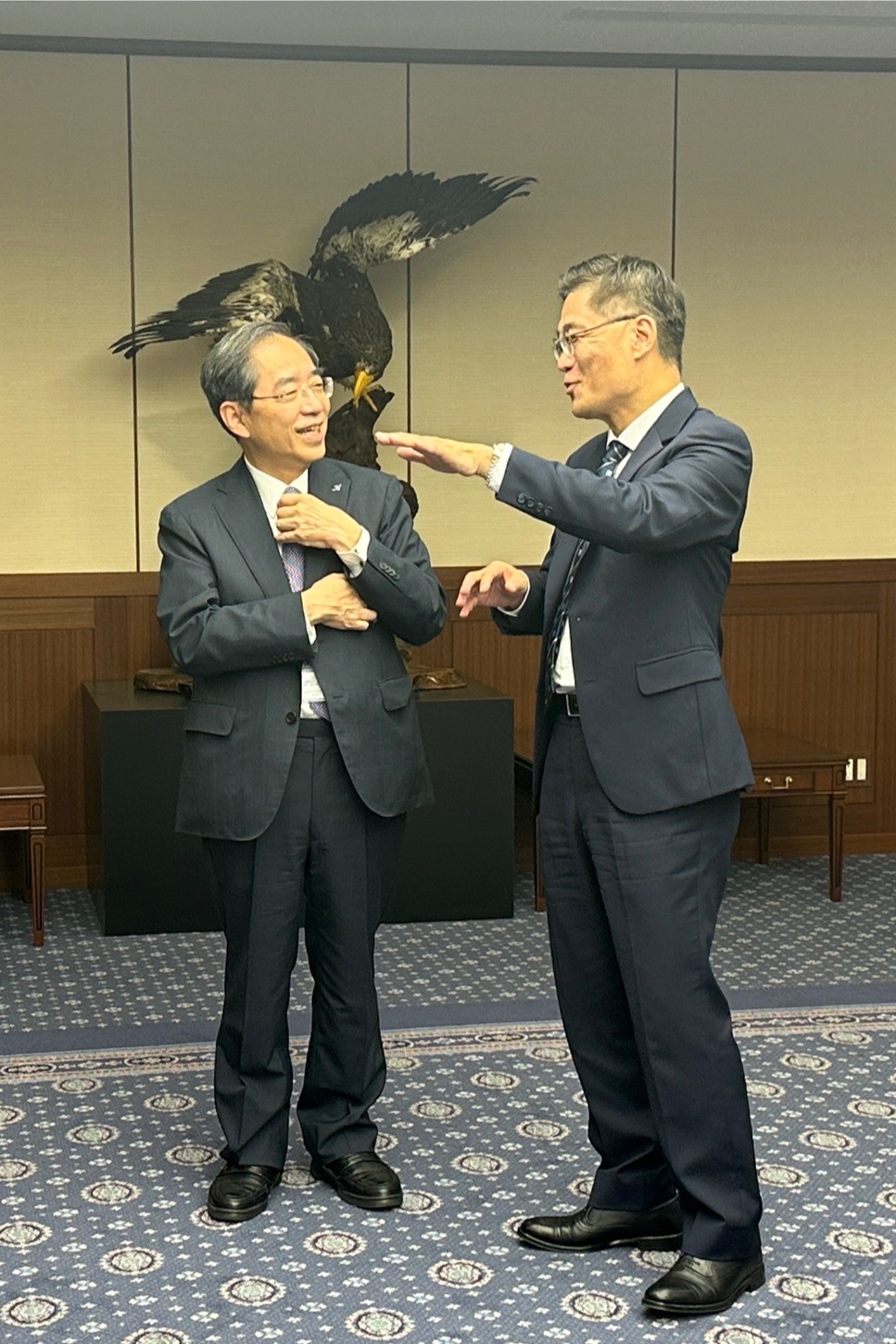 雙方探討新世代先進封裝與功率半導體應用合作,包含碳化矽、氮化鋁與氮化鎵元件的開發,以及利用人工智慧進行製程監控與良率預測,並提出成立聯合研究中心、推動博士後與研究生交流、結合兩國產業資源申請計畫,打造國際級半導體研發平台。 ________________________________________ 成大與東京科學大學未來展望與願景 國立成功大學長期致力於跨領域研究整合、產學創新研發與社會連結,在跨領域、多元發展的學術佈局,展現從理工到醫學、管理、設計乃至社會科學及運算與半導體的完整學術體系;東京科學大學則於 2024 年由東京醫科齒科大學與東京工業大學合併而成,承襲兩校多年來的科研能量並且將醫學、牙科、生命健康領域與工程、材料、資訊等強項結合,有意識地打破傳統領域疆界,期望長期提升跨領域研究與轉譯能力,強化基礎─臨床/應用─產業的鏈結。 東京科學大學自 2024 年 10 月併校後,學校不僅做基礎與應用研究,更將社會共創視為核心任務,學校使命為「推動科學與人類福祉,為社會且與社會共同創造價值」。 成功大學自 1931 年創校,時為臺灣工業教育的最高學府,肩負推動臺灣工業化的重大使命,至今成大於產業奠基、建設協力、城市共榮、國防躍升、防疫堡壘等國家重要發展面向樹立典範,成為一所讓城市感動、讓國家驕傲的大學。 成大與東京科學大學以社會需求為導向、以跨領域研究為創新突破、以產官學共創合作生態體系,未來將透過師生人才交流、研究生雙聯學位推動與共同研究計畫,深信透過知識分享與技術交流,成大與東京科大推動突破性的研究與創新應用,為學術界、產業界及人類社會帶來深遠影響。這次合作不僅是兩校攜手的重要里程碑,更象徵共同致力於塑造未來科技與醫療發展的承諾。