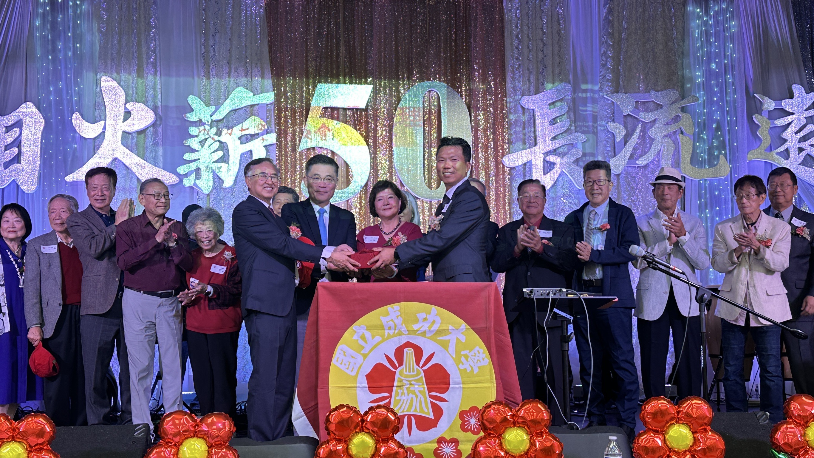 交接儀式，由洪啓峰（機械 90）接任新會長