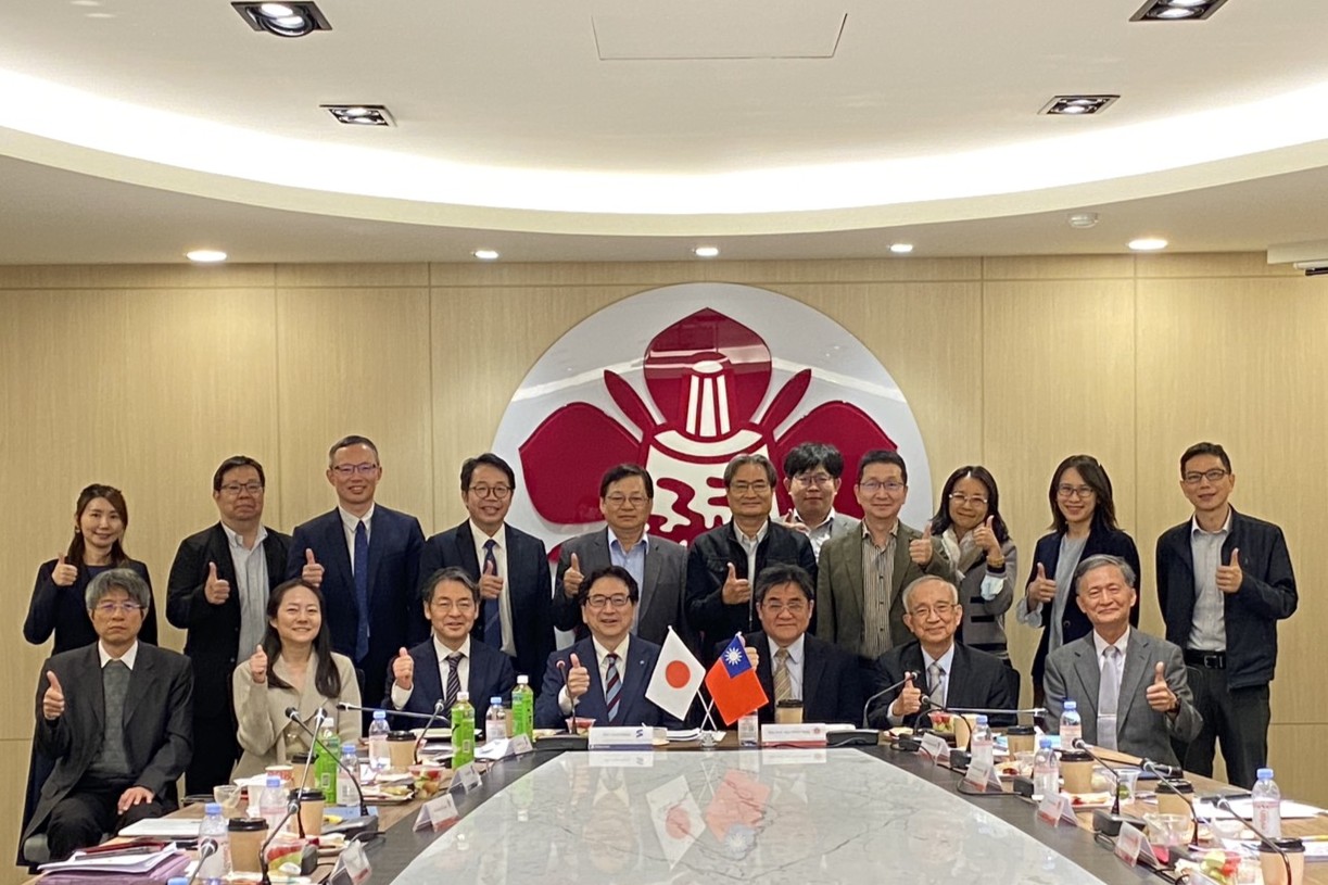 下午場會議兩校針對半導體與 AI 醫學領域之應用進行專題交流討論與大合照