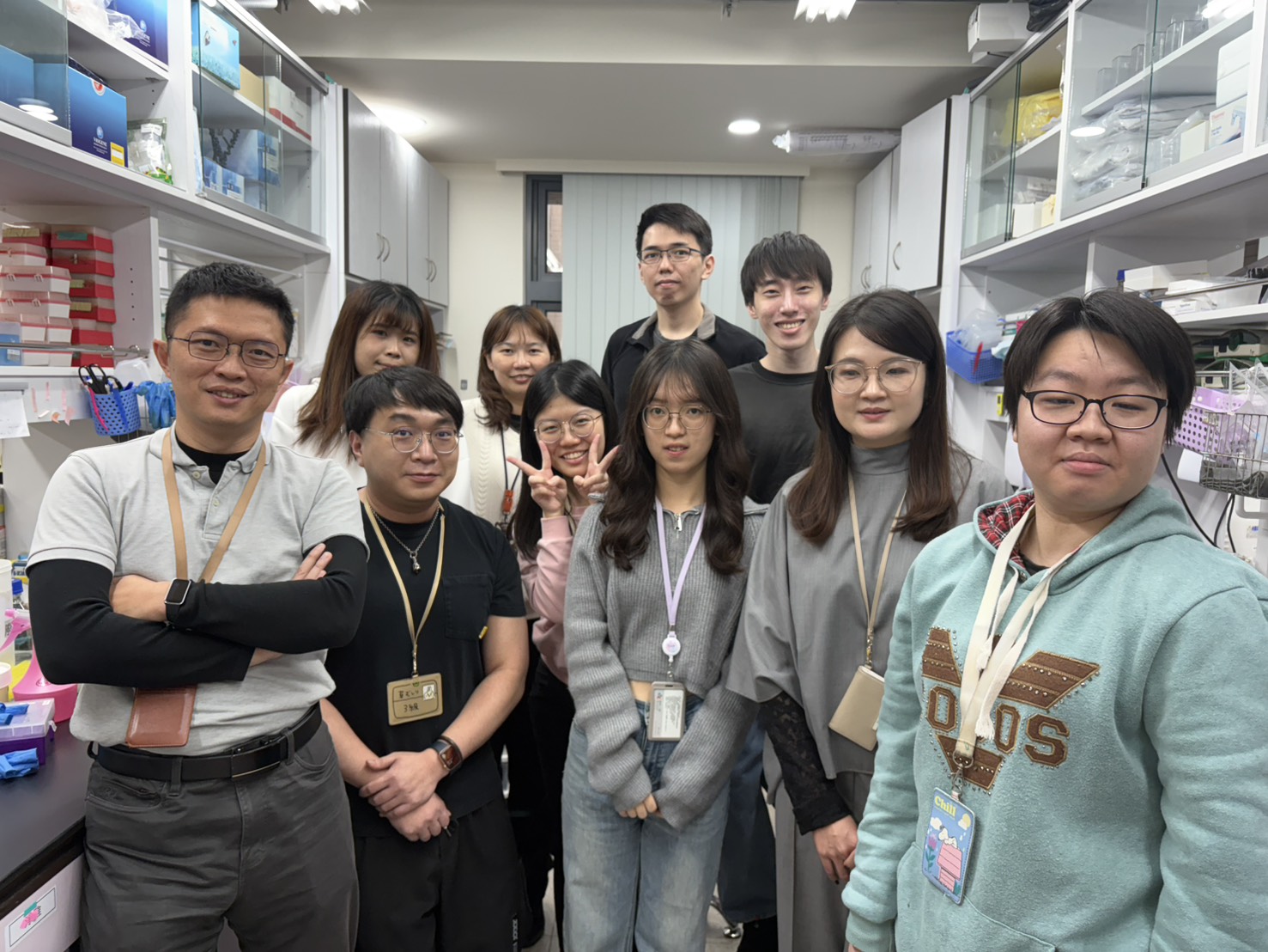 成大醫學檢驗生物技術學系陳百昇老師(左一)帶領的研究團隊,最新成果再次刊登在國際頂尖期刊《核酸研究》(Nucleic Acids Research),圖中右二為第一作者博士後研究員李婕寧