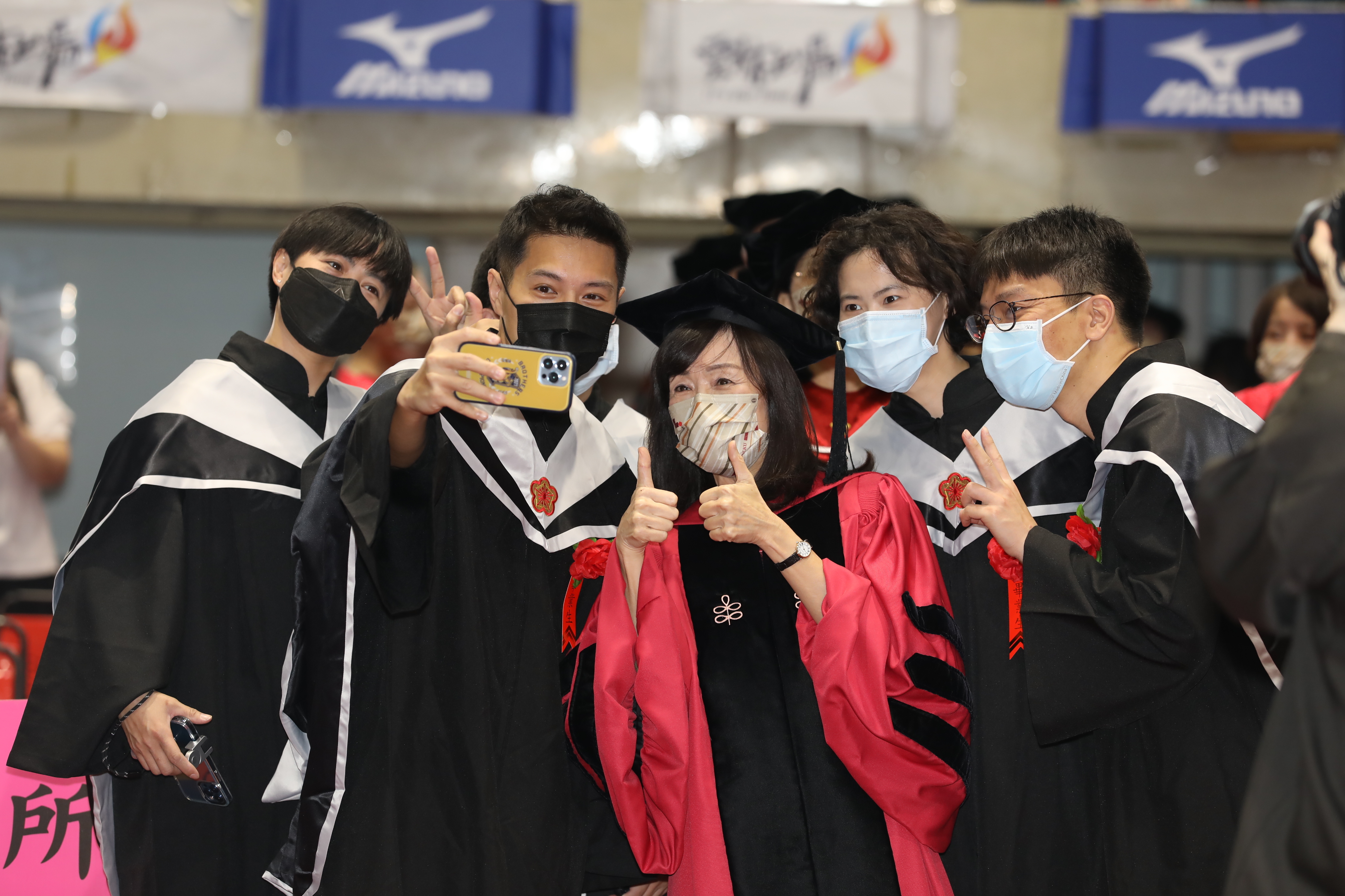 國立成功大學校長蘇慧貞在成大 111 級畢業典禮最後一次以校長身分致詞，與在場畢業生相約 10 年後遇見更好的彼此