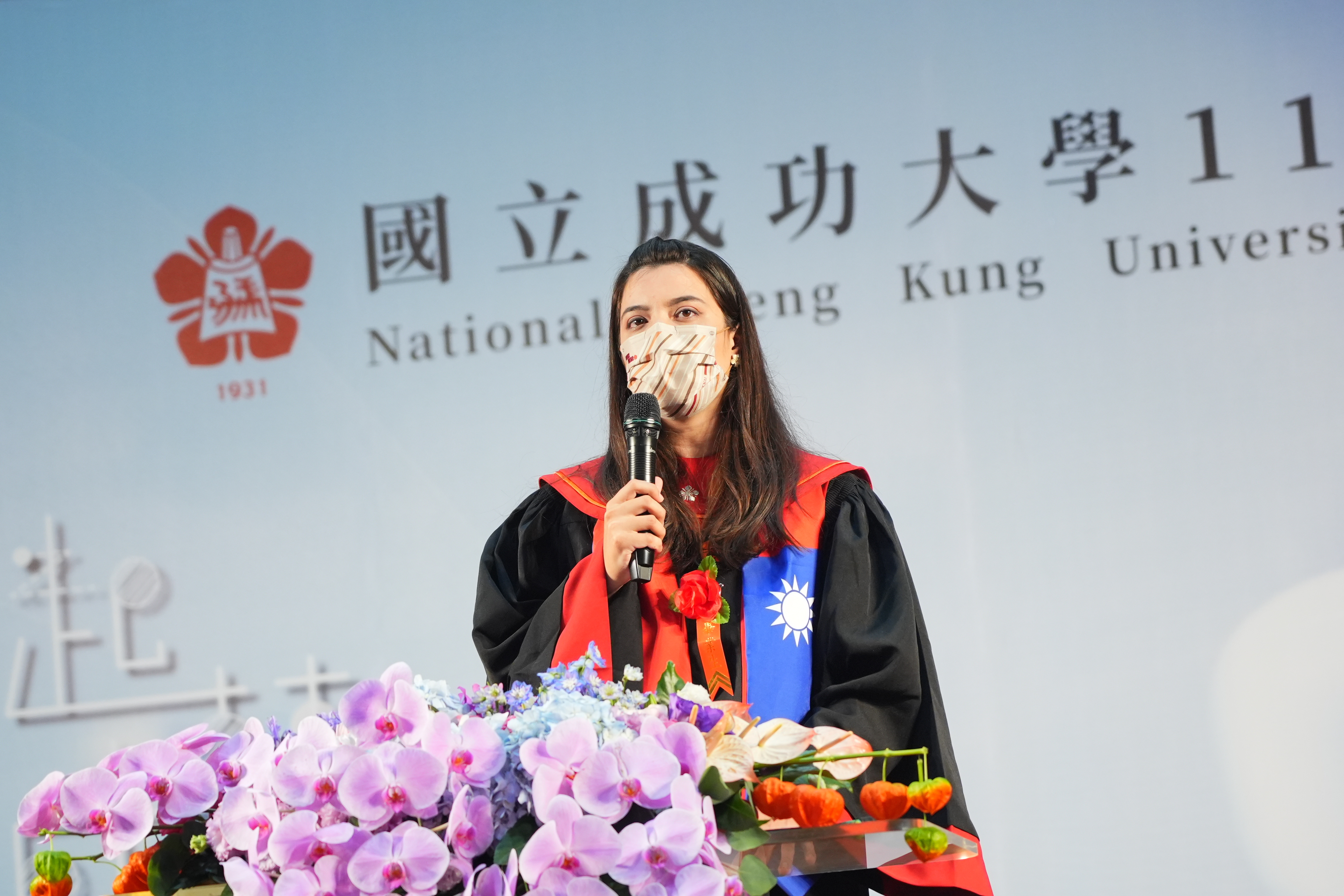 來自巴拉圭的外籍畢業生代表醫工系的杜思孟融合自身母語、中文與英文的致詞獲得現場師生滿堂彩