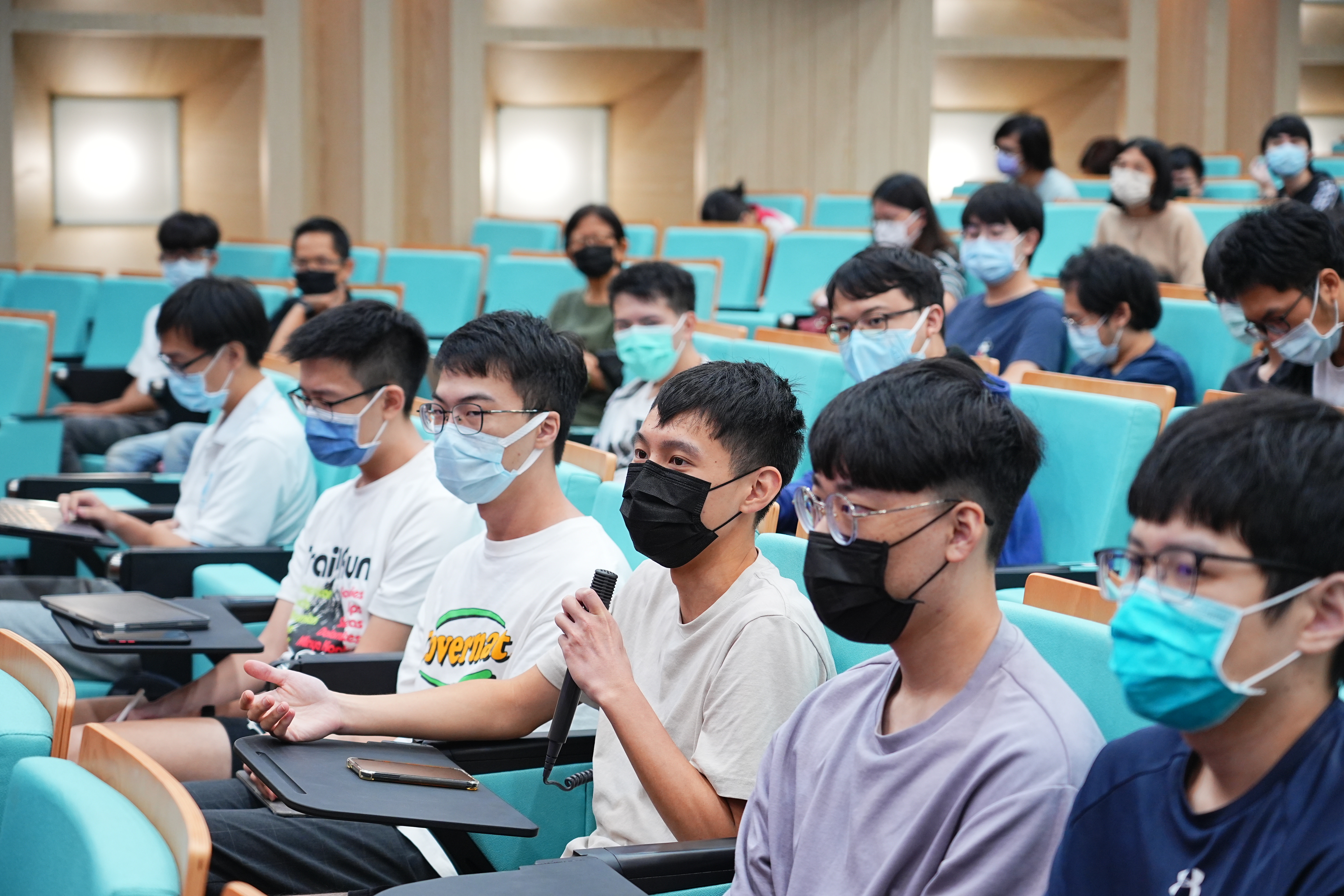 現場學生積極針對晶片設計的專業經驗以及職涯選擇提問