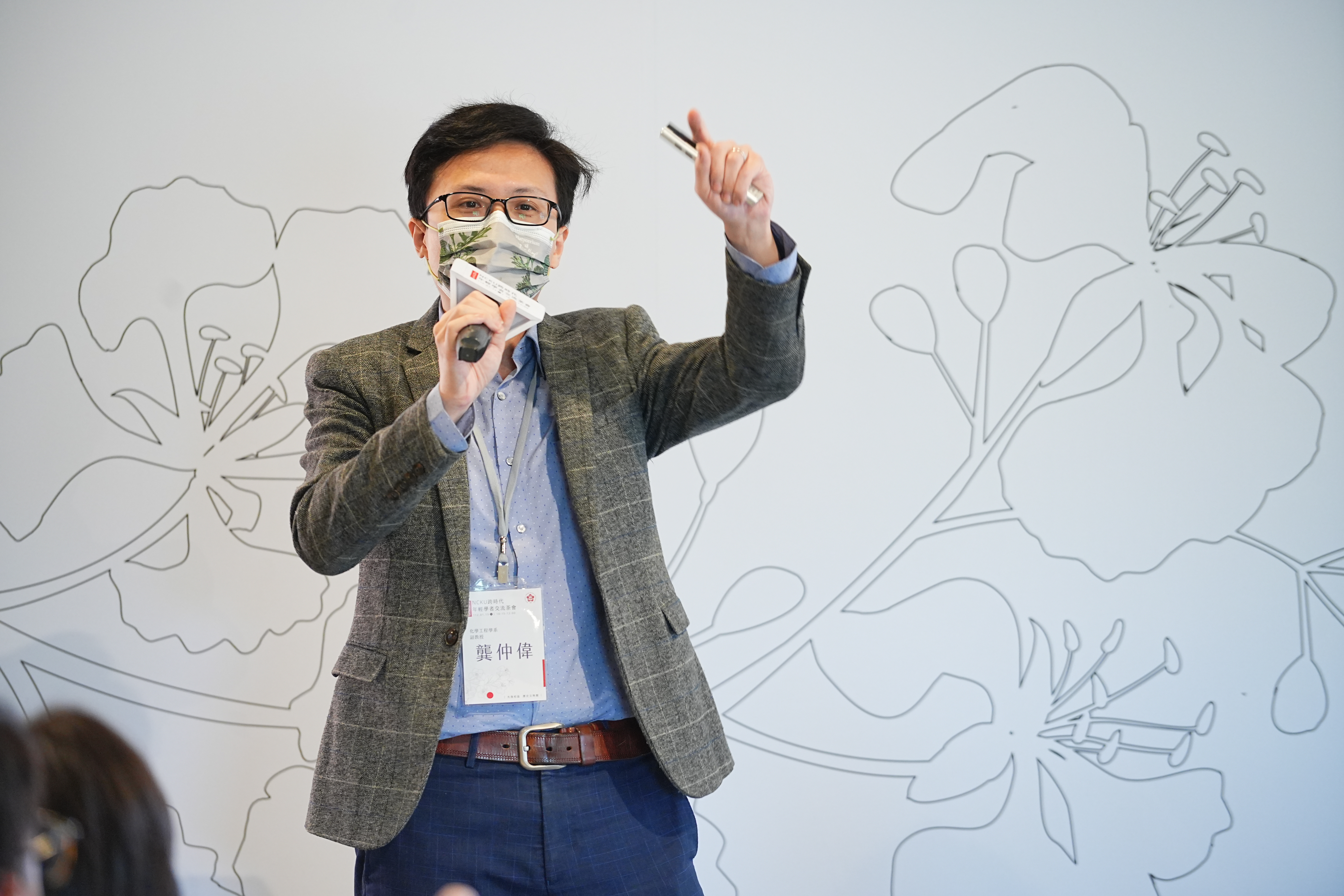 化學工程學系龔仲偉副教授分享研究領域為金屬有機骨架材料的開發與其在環境、能源相關應用之領域