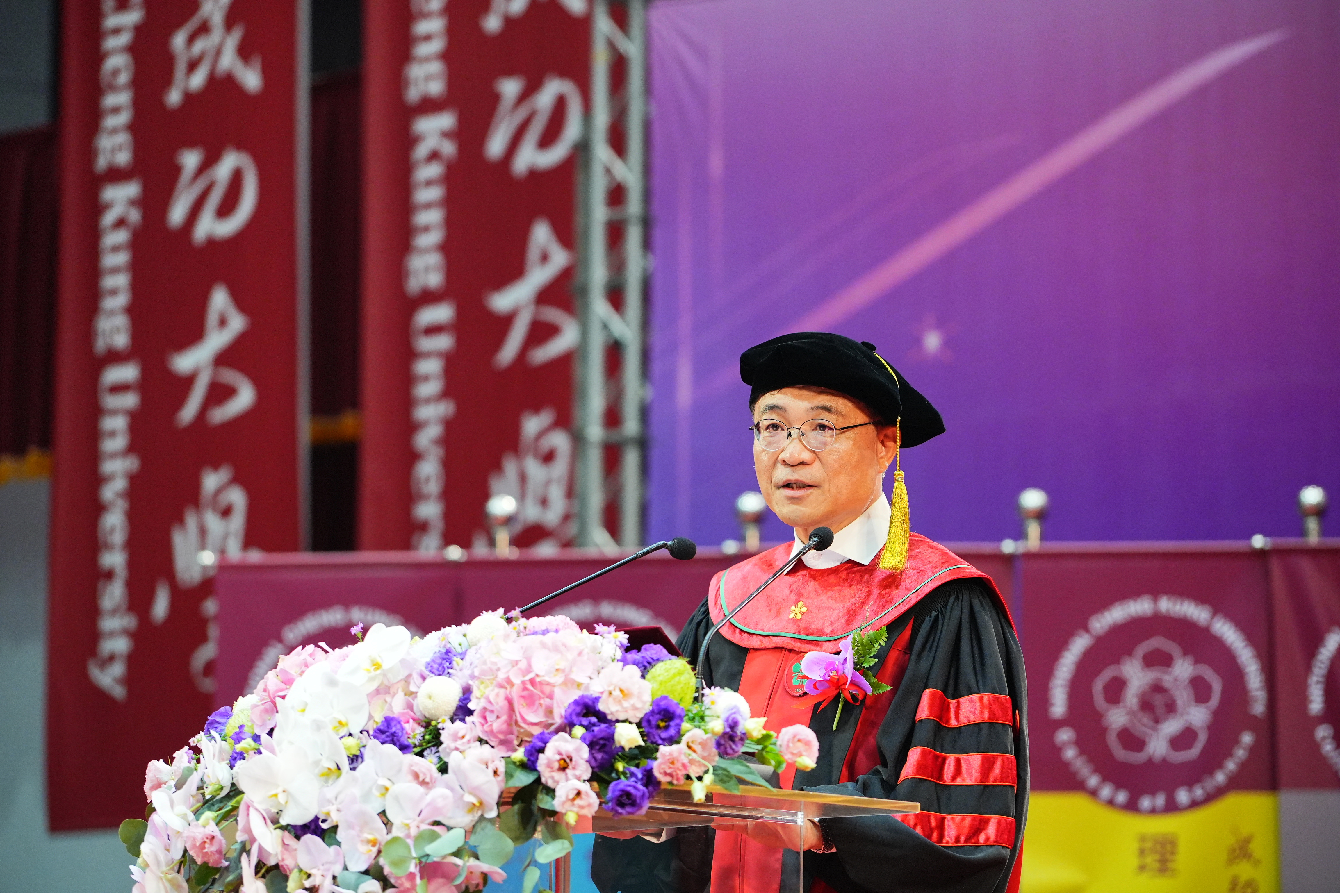 鼓勵畢業生,在為自己喝采的同時,也不要忘記向一路陪伴自己的人表達感謝