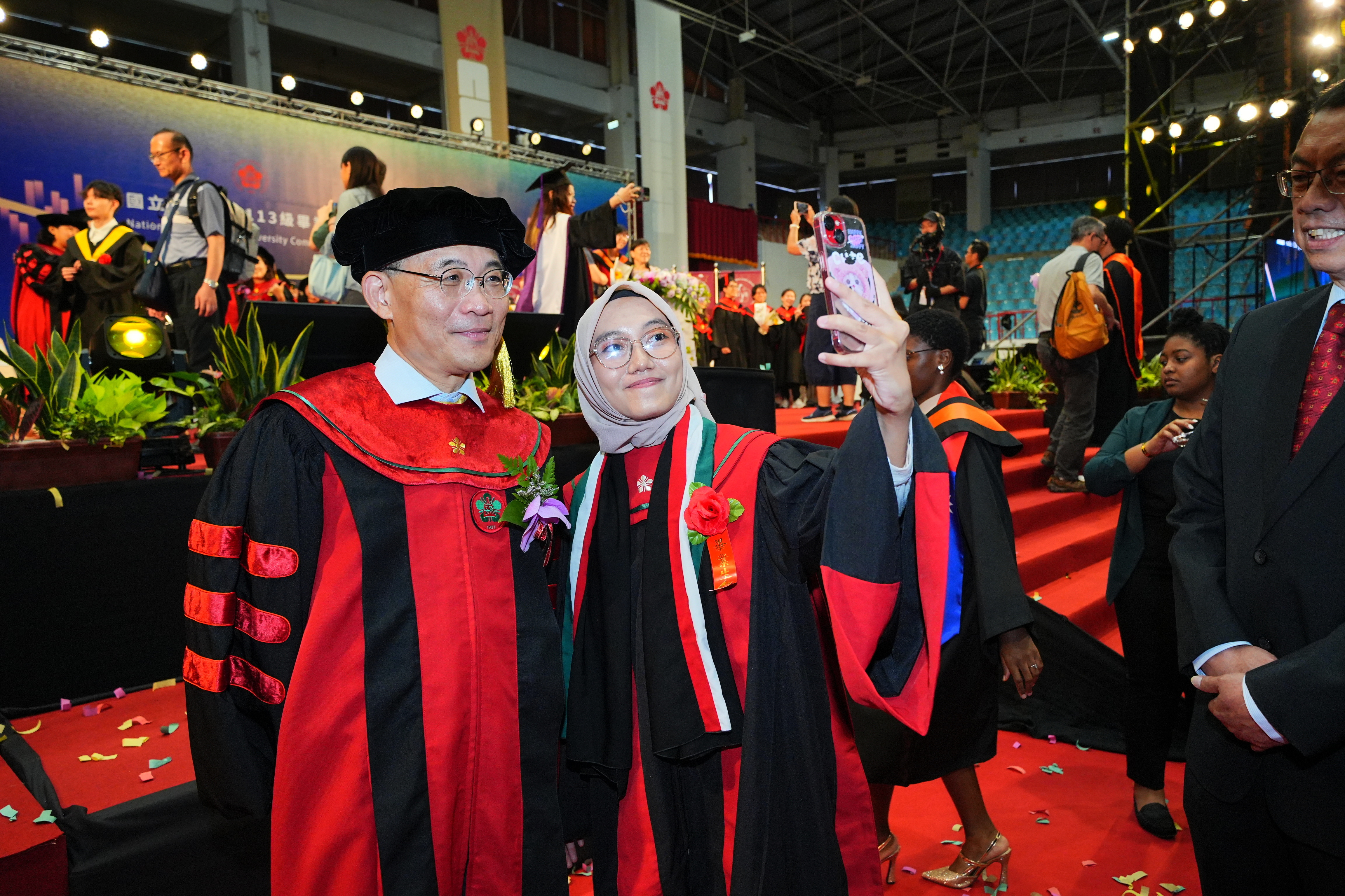 祝福各位大學部、研究所畢業同學,珍重再見!未來成大將以你們為榮