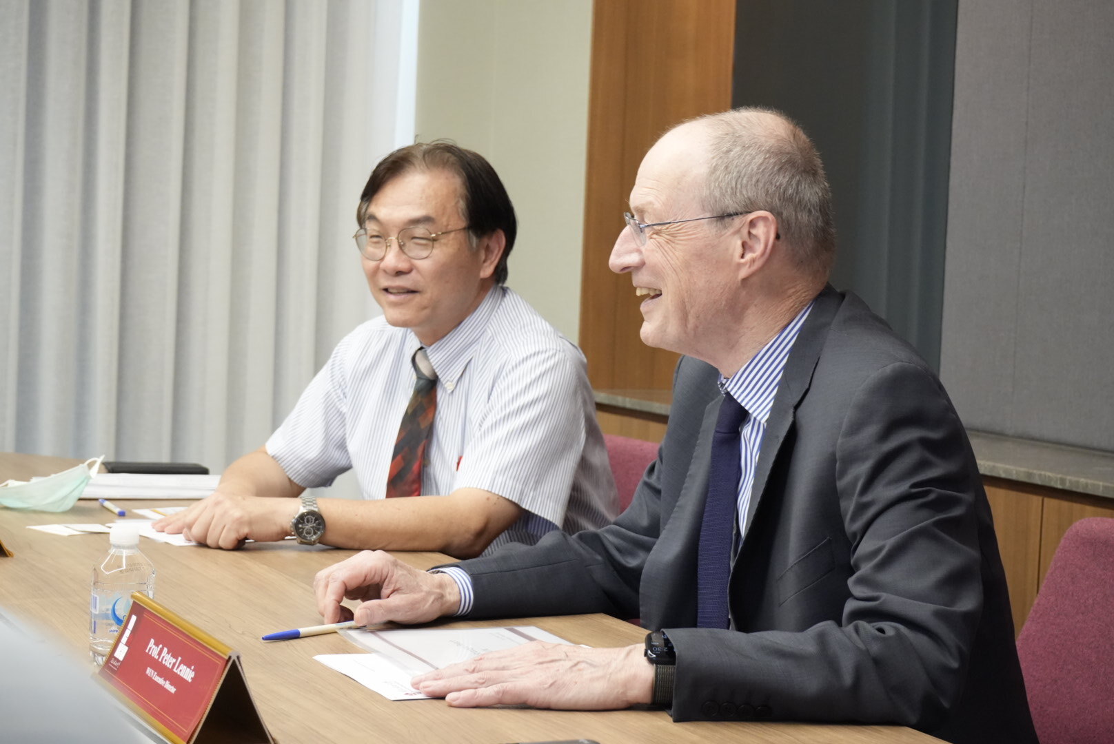 在莊偉哲副校長的主持下,Prof. Peter Lennie與本校行政團隊就如何提升實質合作成效進行討論