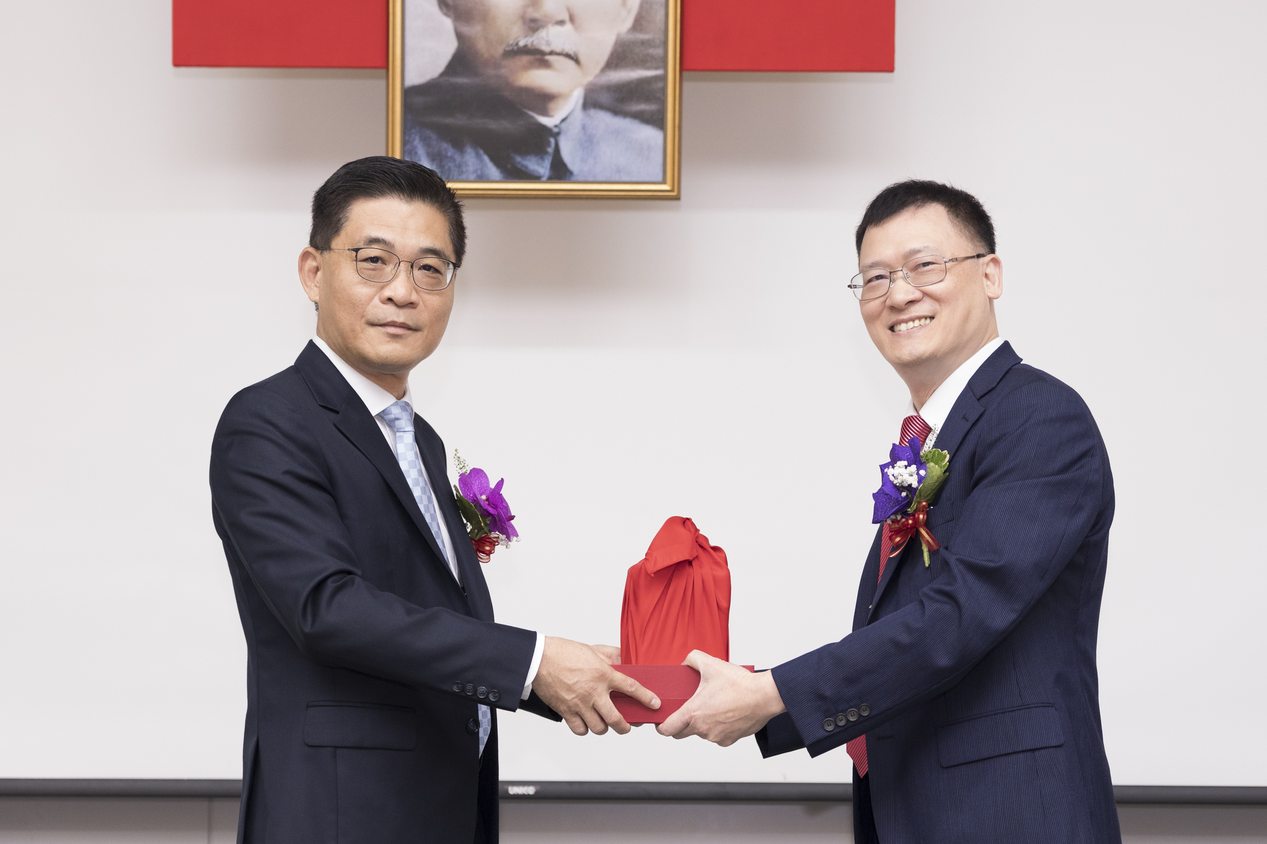 成大醫院今(1)日上午9點於成功大學國際會議廳第一演講室舉行新任院長佈達典禮,由成功大學沈孟儒校長擔任監交人