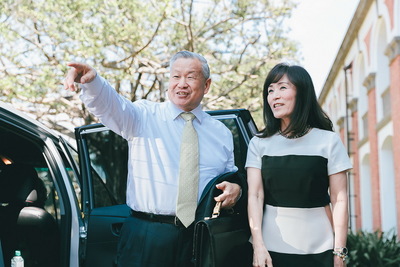 吳敏求董事長（左）是成大電機系59級及電機研究所62級校友，蘇慧貞校長（右）陪同重遊母校