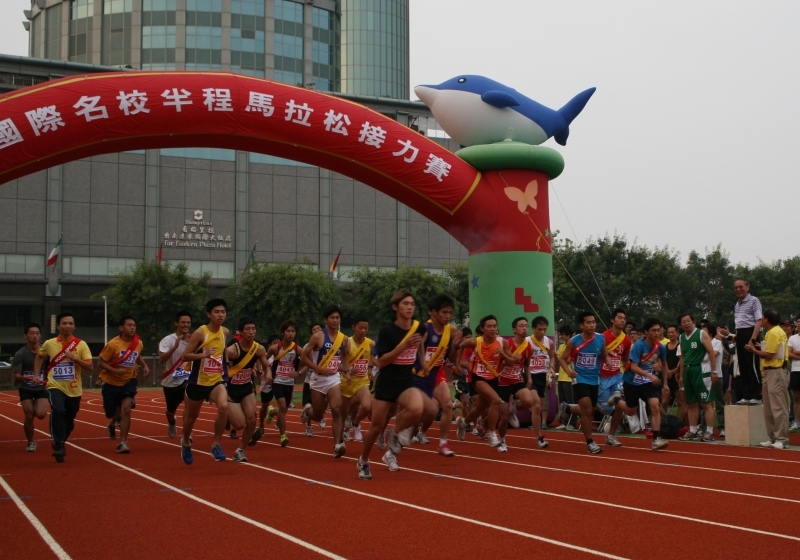 成大國際亞洲名校半程馬拉松接力賽 北京大學奪冠 北大趙冉輕快的腳程跟用不完的體力 讓人折服圖片