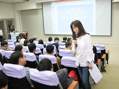 蘇慧貞鼓勵學生鞭策自我學習