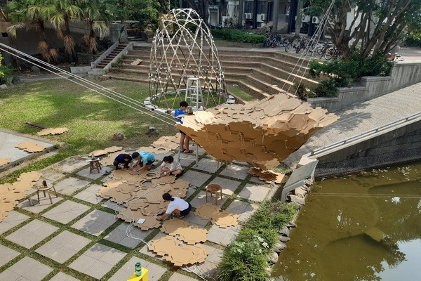 成大建築用紙構築後疫時代社交空間