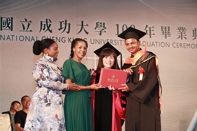 台灣邦交國非洲史瓦帝尼王國的王子常謙于（右）成大碩士畢業，母親（左二）及姑姑（左一）特地來台參加畢業典禮