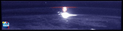 物理系福衛二號「高空大氣閃電影像儀」所攝得的紅色精靈與淘氣精靈；此時淘氣精靈的位置位於紅色精靈頂部。