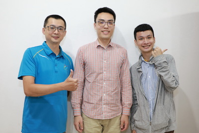 鄭旭成返附工畢業典禮，左起陳立峰老師、鄭旭成、附工學生