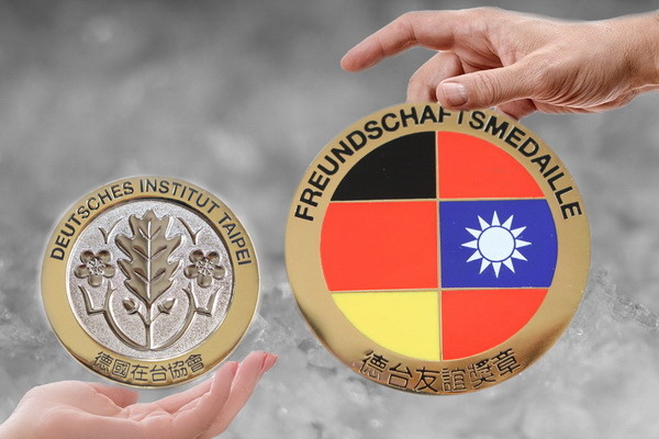 Sun, Chuan-Wen and Kao, Chia Chuen, Professors Emeritus of NCKU, receive Freundschaftsmedaille.
