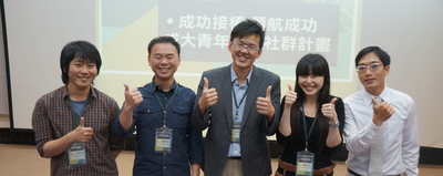 計畫發起人李偉國(中)與青年校友合照