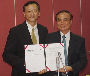 賴明詔校長(圖右)與台積電副總經理陳俊聖(圖左)代表雙方簽約。