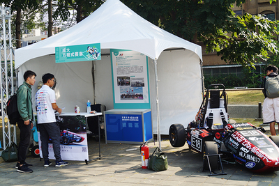 成大新創成果展現場展出的方程式賽車