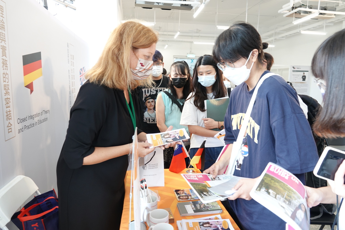 Bilingual Education Exhibition at NCKU: Diversified Bilingual Learning Environment Boosts Global Competence