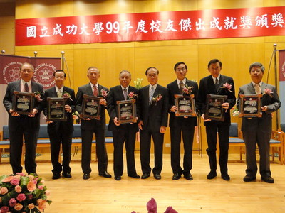香港《蘋果日報》社長與香港大學駐校作家董群傑（董橋）、台懋實業董事長陳天佑、德亞樹脂股份有限公司董事長林知海、美國尹氏麥當勞集團發起人及董事長尹集成、柏森建築師事務所主持建築師陳森藤、致遠會計師事務所創辦人陳秋芳董事長、益通光能科技股份有限公司董事長吳世章等七人，獲頒99年度校友傑出成就獎。