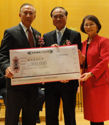 尹集成董事長與夫人黃春芳，也當場捐贈成大新台幣100萬元，做為獎學金協助清寒學生就學，成為頒獎會場中一段溫馨的佳話。