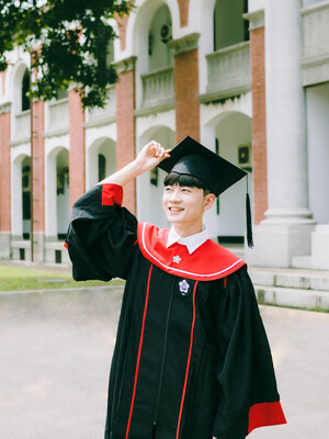 NCKU newest bachelor's gown