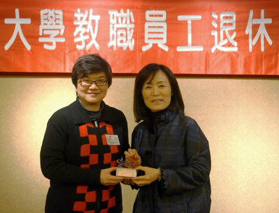 成大公衛所退休元老田玉敏在退休餐會上與蘇慧貞校長合影