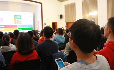 演講前舉辦手機APP互動問答活動，氣氛熱絡