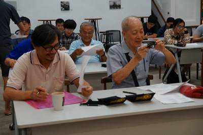 校友樂返成大「屠宰場」重溫大會考 。