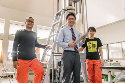 國立成功大學土木系教授洪崇展與學生