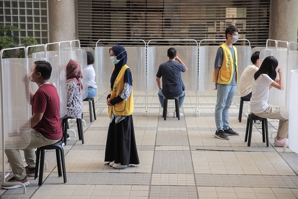 First Day of the Semester Sees Rapid Screening Station Begin Operation and Medical Students Help as Volunteers