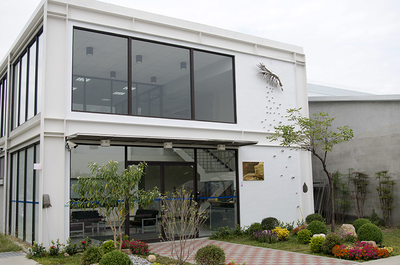 位於安南校區養蝦試驗場辦公室正門右側外牆的「生生不息」，以母蝦抱卵孵育幼蝦的情境，象徵繁殖孵化生生不息