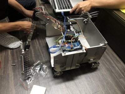 學生齊聚宿舍自製機器人
