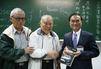 馬承九教授(中)94歲高齡出版專書，右為成大前校長賴明詔教授，左為前工學院院長李克讓教授