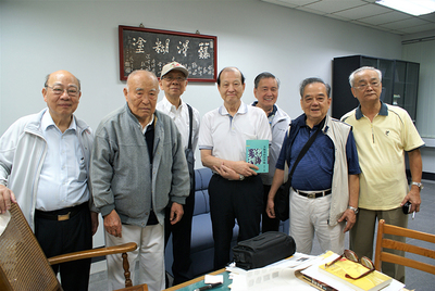 2010年馬承九老師（左2）與學生們合影