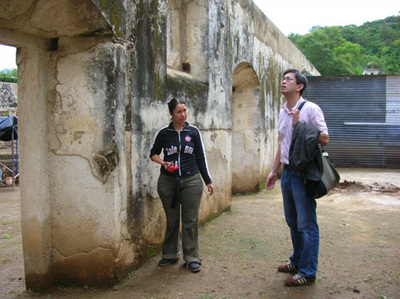 吳秉聲到世界遺產安地瓜古城勘查，聽取建築師解說