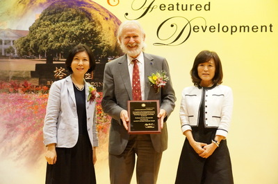 中間為：美國維吉尼亞理工大學教授Dushan Boroyevich